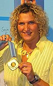 Franka Dietzsch (hier mit ihrer WM-Goldmedaille von 2005) 1999 Weltmeisterin und 1998 Europameisterin scheiterte mit 59,77 m in der Qualifikation