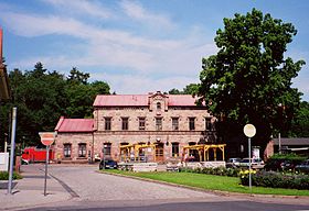 Empfangsgebäude mit Vorplatz und Brunnen