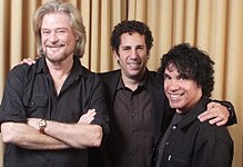 Hall and Oates mit dem TV-Produzenten Jonathan Wolfson (Mitte) (2009)