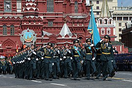2015 Moskova Zafer Bayramı Geçit Töreni sırasında ulusal bayrakla Kazak birliği.