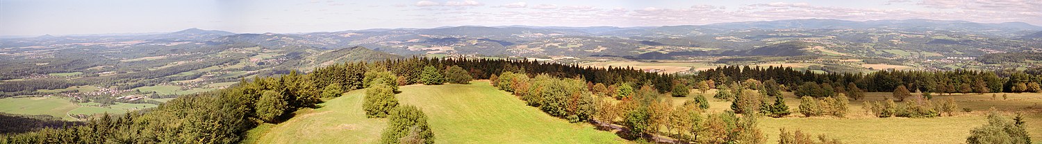 Panorama vanaf de berg Kozákov, rechts in de verte zijn de bergen van het Reuzengebergte te zien.