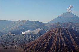 Met de klok mee: De Hindutempel Poten, de stoomkrater van Bromo, de rokende Semeru, en Batok.