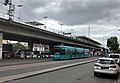 Eine Verstärkerfahrt der Straßenbahnlinie 16 hält am Bahnhof Frankfurt (Main) West