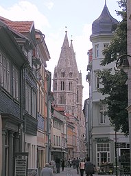 Durch die Linsenstraße auf die Türme (nach Süden) blickend