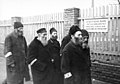Jüdische Männer mit Armbinden mit dem Judenstern im Ghetto Radom, März 1941