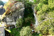 Bild 4, Quadermauer an der Ostseite des Burgfelsens mit der Felsschlucht (September 2009)