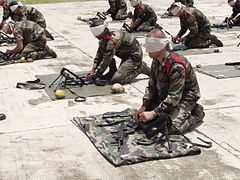 Test of disassembly of the FAMAS blindfolded