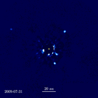 HR 8799 (Mitte, hinter kreisförmiger Abdeckung) mit HR 8799b (links oben), HR 8799c (rechts oben), HR 8799d (rechts unten), HR 8799e (Mitte rechts) aufgenommen vom Keck-Observatorium