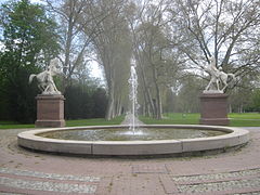 Eingang der Platanenallee mit den Rossbändigern von Ludwig von Hofer.