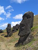 Moai în Rano Raraku (Insula Paștelui). Moaii sunt figuri monolitice antropomorfe sculptate de poporul rapa nui pe Insula Paștelui între anii 1250 și 1500[78][79]