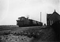 Een locomotief uit de serie Ns 7100 met een trein op station Metslawier. (1920 - 1940)