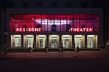 Roter LED-Schriftzug und Lichtinstallation "Silver Cloud" des Residenztheaters in München