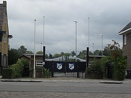 Toegangspoort van het sportterrein aan de Leeuwarderweg