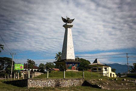 Monumen dengan lambang Garuda Pancasila di Viqueque (2016).