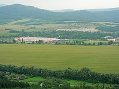 Kilátás dél felé, előtérben a solymári Auchan áruház, jobb szélen a brit katonai temető, háttérben balra a pesthidegkúti Kálvária-hegy