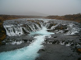 De Brúarfoss in de regen