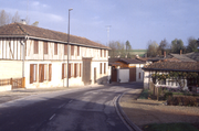 Straßenfront eines Mehrseithofes in der Champagne, Frankreich