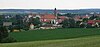 Barockstadt Ellingen mit Georgskirche in der Mitte und mit Gold verziertem Schloss im Hintergrund