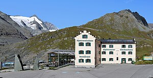 Südostansicht des Glocknerhauses; im Hintergrund der Großglockner