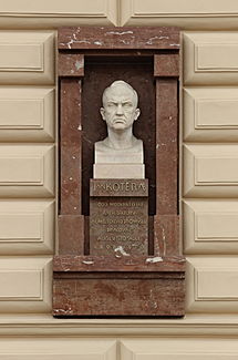 Büste von Bohumil Kafka an einem Haus in der Prager Altstadt