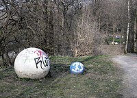 Betonkugeln im Kaisergarten