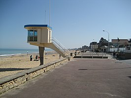 Strand van Lion-sur-Mer met reddingspost