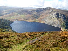 Innsjøen Lough Tay og Luggala sett fra J.B. Malones minnestein