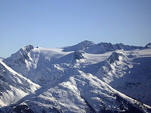 Östlicher Teil des Gletschers mit Fil Liung (links), Piz Medel (Mitte) und Piz Uffiern (Bildrand rechts) (2009)