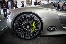 918 Spyder arkadan görünüm