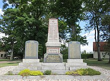 Das Denkmal für die Gefallenen des 1. Weltkrieges wurde mit den Namen der Gefallenen des 2. Weltkrieges ergänzt.