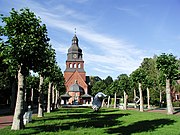 Blick vom Haupteingang die Platanenallee hinunter in Richtung Stiftskirche