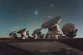 ALMA-Antennen bei Nacht unter den Magellanschen Wolken