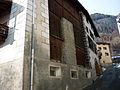 Heubühne mit vertikalen Brettern, unten Stallfenster