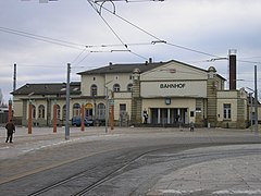 Empfangsgebäude 2007; links die fünf roten, 4,20 m hohen, vom Aachener Bildhauer Ulf Hegewald geschaffenen „Fünf Stelen für Gotha“