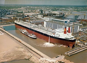 De Batillus krijgt bunkers kort na zijn voltooiing op de werf Chantiers de l'Atlantique in Saint-Nazaire.