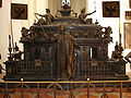 Von Hans Krumpper 1622 überbautes Kenotaph Kaiser Ludwigs des Bayern in der Münchner Frauenkirche, im Vordergrund eine Statue Albrechts V.