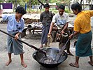 Cara tradisional dari pembuatan khusus beras pulut htamanè yang tetap dipraktikan