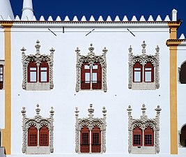 Manuelinische Fenster an einer Fassade des Palácio Nacional de Sintra