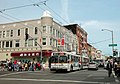 Ein Oberleitungsbus in San Francisco mit zweiteiliger Rollbandanzeige für Linie und Fahrtziel. Das rechte Rollband für das Fahrtziel zeigt eine Spezialposition für auf dem Rollband nicht vorgesehene Ziele. Die Anzeige der Kursnummer hinter der Windschutzscheibe erfolgt ebenfalls über eine mehrteilige Rollbandanzeige.