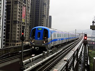 Einfahrt eines Pendlerzugs (Commuter) in den Bahnhof Xinzhuang Fuduxin (Haltestelle A4)