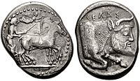 Τετράδραχμο της Γέλας του 480-470 π.Χ., με αναπαράσταση του τέθριππου ως ανάμνηση της νίκης του Γέλωνα στους ολυμπιακούς αγώνες. Στην άλλη όψη ταύρος με ανθρώπινη κεφαλή· επιγραφή ΓΕΛΑΣ.