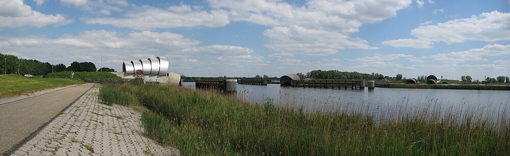 De balgstuw bij Ramspol. Op de achtergrond de Ramspolbrug uit 2008