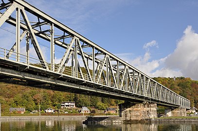 De spoorbrug over de Maas in Anseremme (foto) en een tunnel op de lijn 166 zijn de enige plekken waar de Athus-Maaslijn even op enkelspoor komt.