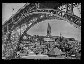Blick von unten auf Stahlkonstruktion der Kirchenfeldbrücke, im Hintergrund Altstadt mit Münster, 1911