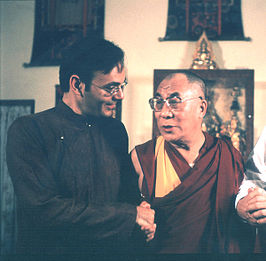 Khashyar Darvich in gesprek met dalai lama Tenzin Gyatso tijdens de opname van Dalai Lama Renaissance