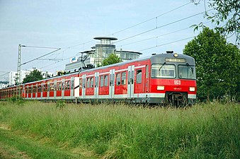 S-Bahn in Richtung Weil der Stadt kurz hinter dem Haltepunkt Stuttgart-Weilimdorf
