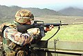 M16A2 silah ile tatbikat yapan bir Amerikan askeri Hawaii, 2003