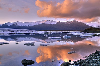 Jökulsárlón adalah sebuah danau glasial di Islandia. Di sebelah kanan merupakan mulut gletser Vatnajokull.