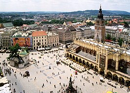 Grote Markt met St. Wojciechkerk en standbeeld Adam Mickiewicz voor de Sukiennice