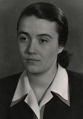 Nexhmije Hoxha in 1944